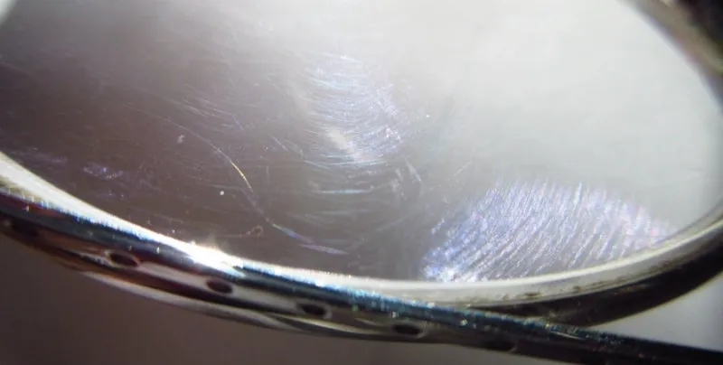 Lente de óculos com micro-riscos de limpeza