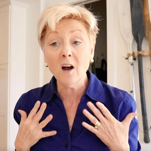 Mulher falando para a câmera com expressão de surpresa