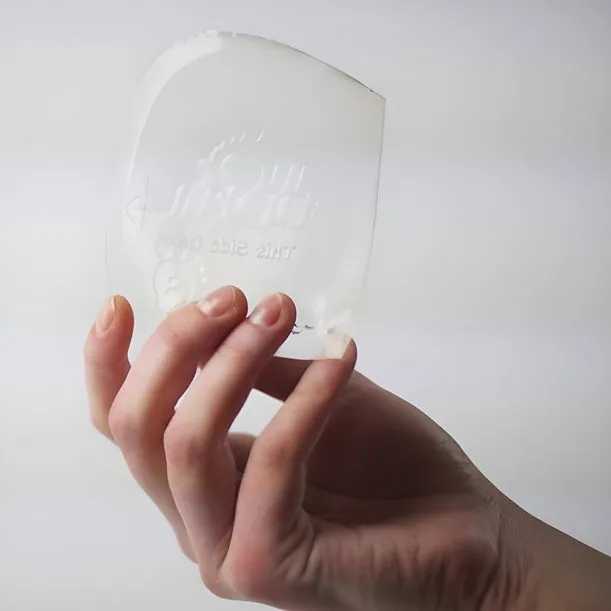 Mão segurando a Soul Insole, a peça de gel de silicone transparente